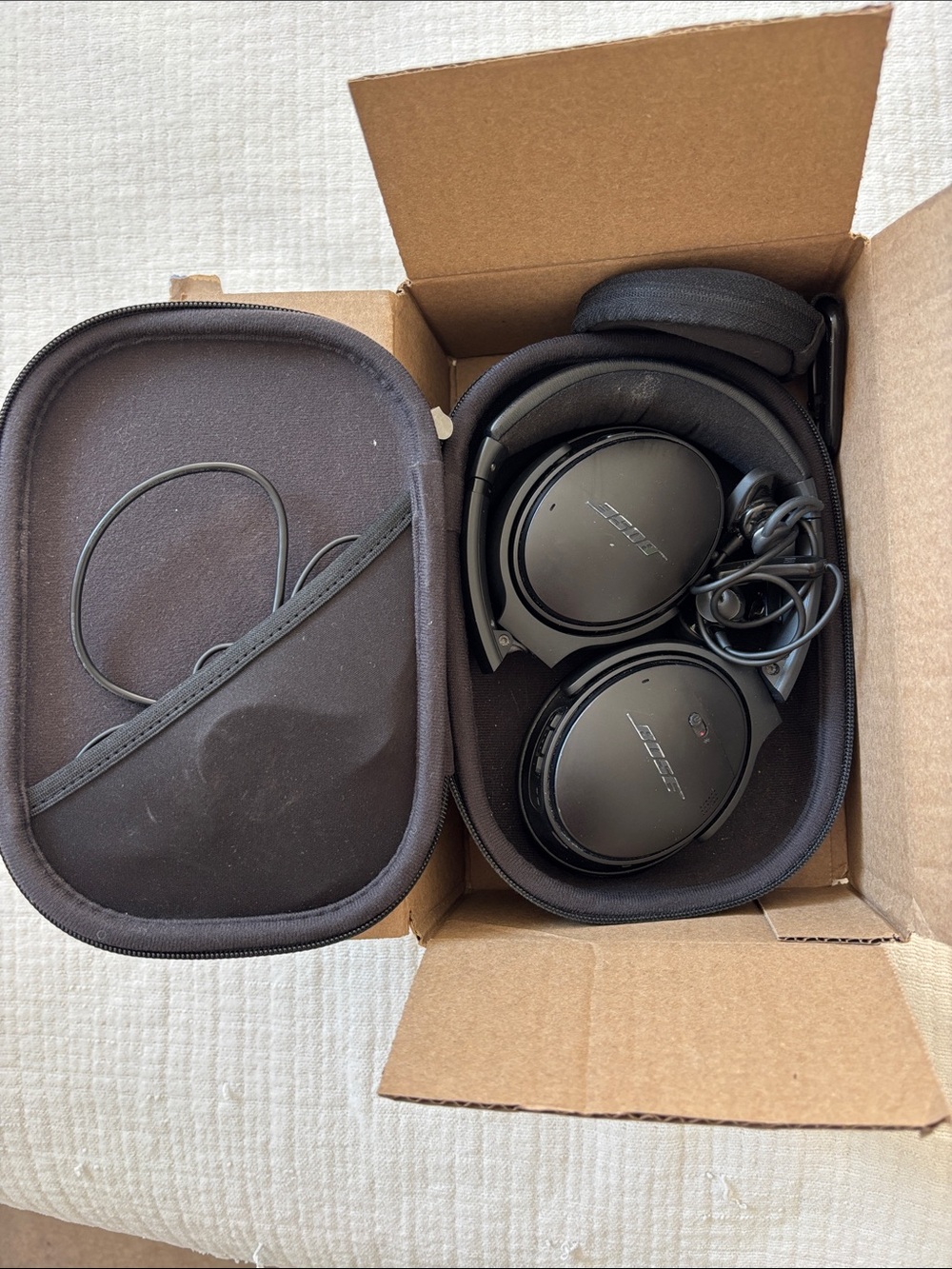 Bose Black Over-Ear Headphones and Earbuds - Picture 10 of 10